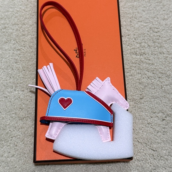 2025 New Rare Hermès Rodeo Robeo Coeur Charm PM Pink Red Blue - Picture 2 of 8